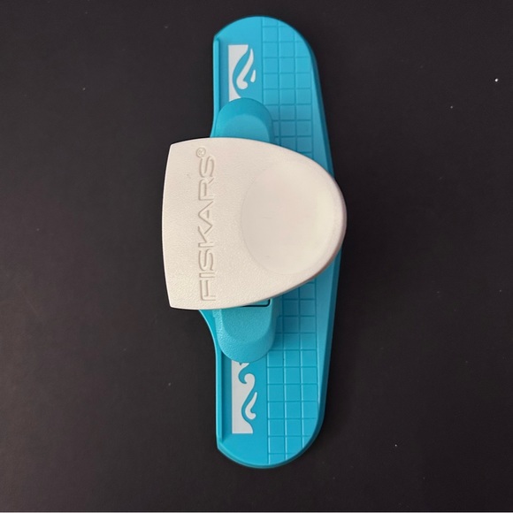 Fiskars border punch - SCROLL - Picture 1 of 4